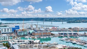 Un puerto deportivo con barcos, un puente y edificios al fondo.