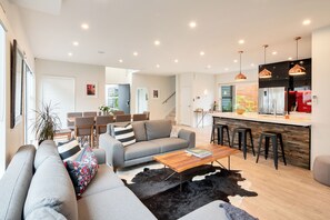 House, 5 Bedrooms | Living area