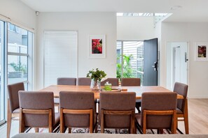 House, 5 Bedrooms | In-room dining - Elegant and Stylish Retreat in Epsom (Auckland)