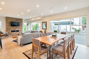 House, 5 Bedrooms | In-room dining