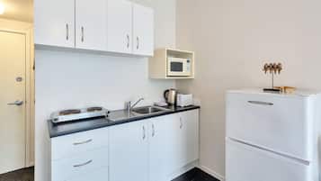 Studio, 1 grand lit | Coin cuisine privé | Réfrigérateur, micro-ondes, bouilloire électrique