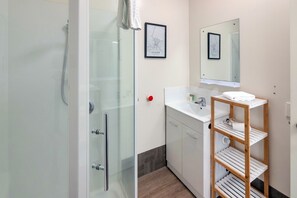 Estúdio, 1 cama Queen | Banheiro | Chuveiro, produtos de toalete grátis, secador de cabelo 