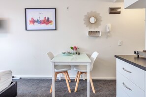 Estudio, 1 cama de matrimonio | Servicio de comidas en la habitación