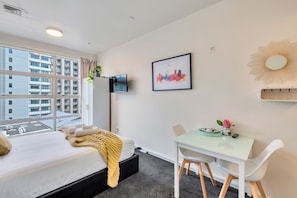 Studio, 1 grand lit | Espace de travail pour ordinateurs portables, accès au Wi-Fi (inclus)