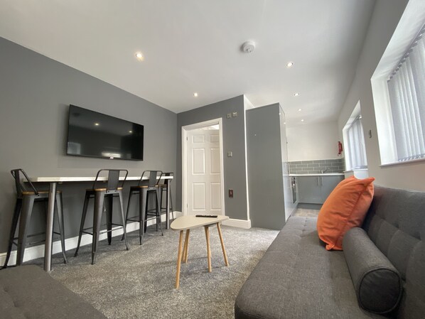 Apartment, Private Bathroom | Lounge - Kensington Suite Sasco Apartments (Blackpool)
