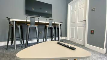 Apartamento, banheiro privativo | Lounge