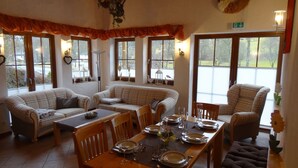 Een eethoek met een tafel gedekt voor vier personen, omringd door twee banken en een stoel.