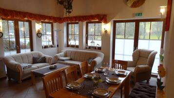 Apartment | Wohnbereich | Tischtennisplatte, Bücher