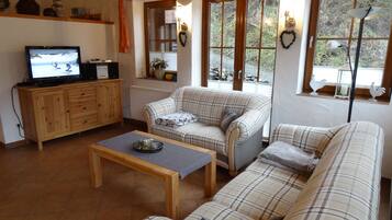 Apartment | Wohnbereich | Tischtennisplatte, Bücher