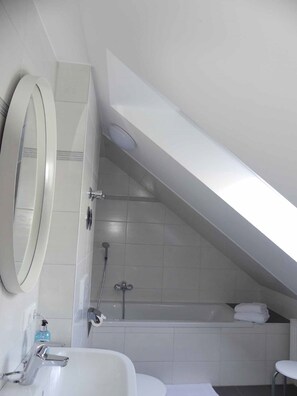 Apartment | Bathroom | Separate bathtub and shower, hair dryer, towels - FeWo Zum Kuhturm (Guenzburg)
