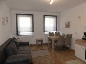Apartment | Living area - FeWo Zum Kuhturm (Guenzburg)