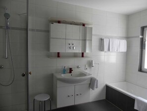 Apartment | Bilik Mandi | Tab mandi dan pancuran berasingan, pengering rambut, tuala disediakan 