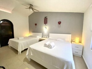 4 室のベッドルーム、セーフティボックス (室内)、アイロン / アイロン台、旅行用ベビーベッド