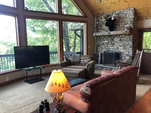 Smart TV, chimenea, futbolito y tenis de mesa 