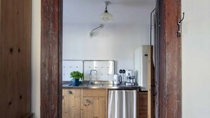 Une cuisine rustique avec des meubles en bois, un évier et une machine à café.
