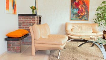 Ferienhaus | Wohnbereich | 32-Zoll-Flachbildfernseher mit Satellitenempfang, Fernseher, Kamin