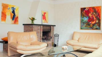 Ferienhaus | Wohnbereich | 32-Zoll-Flachbildfernseher mit Satellitenempfang, Fernseher, Kamin