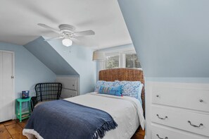 2 bedrooms, iron/ironing board, WiFi - BUMBLE BEE, The Hive Vacation Getaway  (Ogunquit)