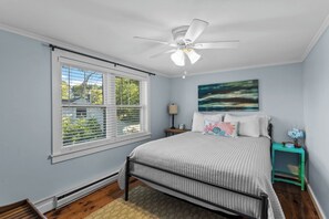 2 bedrooms, iron/ironing board, WiFi - BUMBLE BEE, The Hive Vacation Getaway  (Ogunquit)