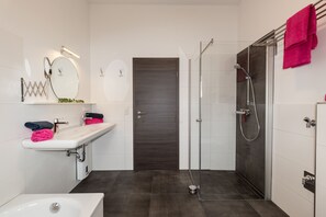 Apartamento | Banheiro | Banheira e chuveiro separados, secador de cabelo, toalhas de banho 