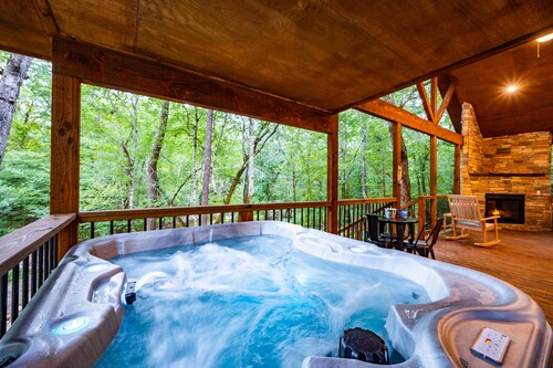 Up Chic Creek: Sleeps 6, Creekside, Swim Hole, Fireplaces, Hot Tub, Pet Friendly