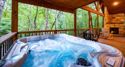 Up Chic Creek: Sleeps 6, Creekside, Swim Hole, Fireplaces, Hot Tub, Pet Friendly
