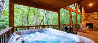 Up Chic Creek: Sleeps 6, Creekside, Swim Hole, Fireplaces, Hot Tub, Pet Friendly