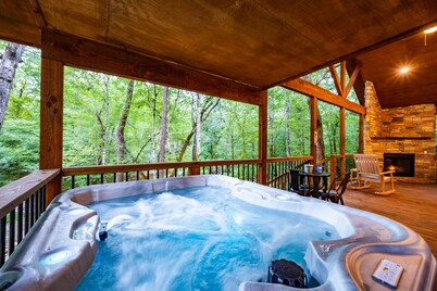 Up Chic Creek: Sleeps 6, Creekside, Swim Hole, Fireplaces, Hot Tub, Pet Friendly