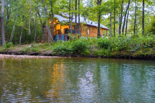 Up Chic Creek: Sleeps 6, Creekside, Swim Hole, Fireplaces, Hot Tub, Pet Friendly