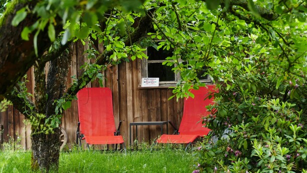 A rustic wooden structure with a window and a sign. - Ferienhaus Betty (Selbitz)