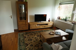 Apartment | Wohnzimmer | 42-Zoll-Flachbildfernseher mit Kabelempfang, Fernseher
