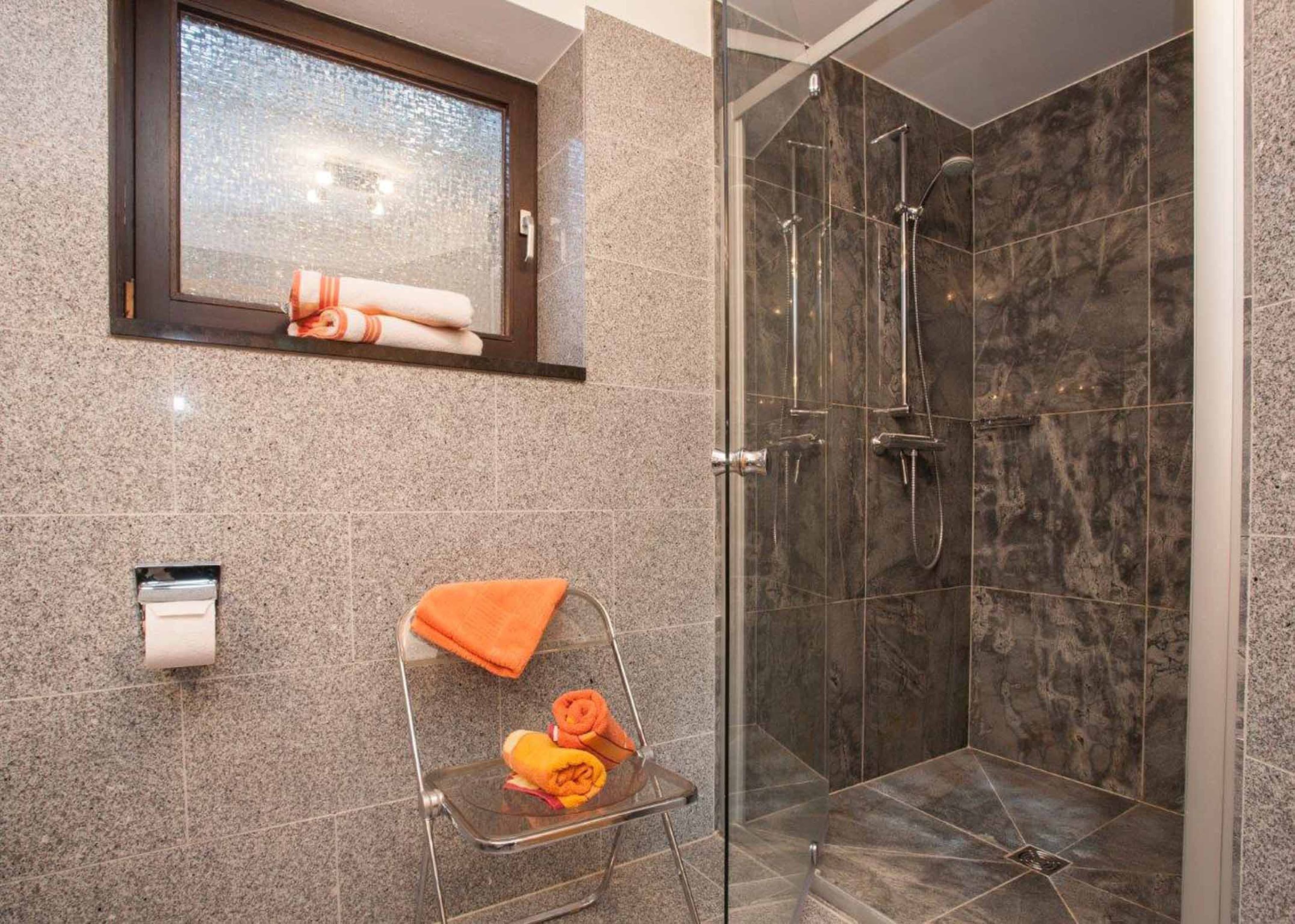 Appartement | Salle de bain | Douche, séchoir à cheveux, serviettes fournies, savon