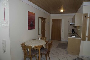 Apartment | Private kitchen | Fridge, stovetop, coffee/tea maker, electric kettle - Ferienwohnungen Lehner (Mitteleschenbach)