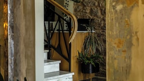 Un escalier avec une rampe en bois menant à un palier.