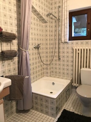 Apartment, Erdgeschoss | Badezimmer | Haartrockner, Handtücher, Seife, Toilettenpapier