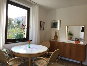 Apartment, Erdgeschoss | Essbereich im Zimmer