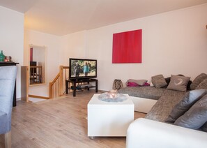 Appartement | Woonruimte | Een 32-inch flatscreentelevisie met satellietzenders en een televisie