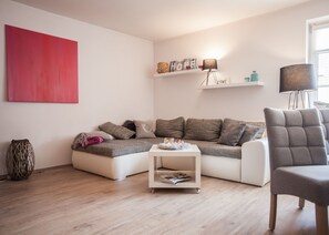 Appartement | Woonruimte | Een 32-inch flatscreentelevisie met satellietzenders en een televisie