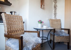 Apartment | Living area | 32-inch flat-screen TV with satellite channels, TV, DVD player - Ferienwohnung Mia (Winterberg)