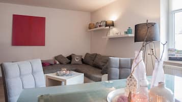 Apartamento | Zona de estar | Televisión de pantalla plana de 32 pulgadas con canales por satélite