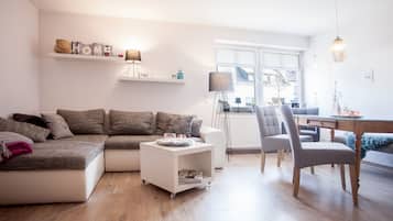 Apartamento | Zona de estar | Televisión de pantalla plana de 32 pulgadas con canales por satélite