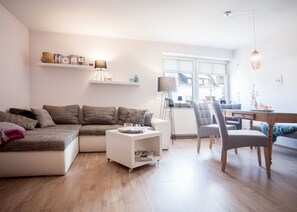 Apartment | Living area | 32-inch flat-screen TV with satellite channels, TV, DVD player - Ferienwohnung Mia (Winterberg)