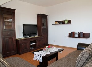 Apartment | Wohnbereich | 32-Zoll-Flachbildfernseher mit Satellitenempfang, Fernseher, DVD-Player