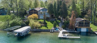 Beautiful Lauderdale Lakefront Retreat