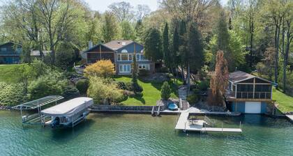 Beautiful Lauderdale Lakefront Retreat