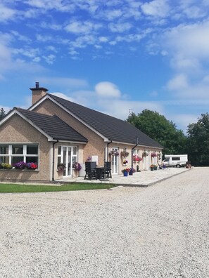 Exterior - Apartment totally private entrance, sauna, shower, bedroom, studio,bathroom.     (Ballynahinch)