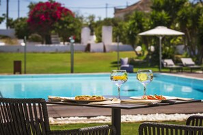 Bar en bord de piscine
