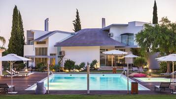 2 outdoor pools