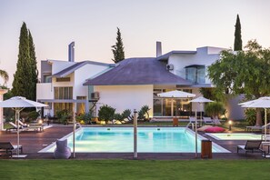 2 piscines extérieures