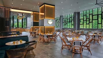 供應早餐、午餐、晚餐;本地及多國菜